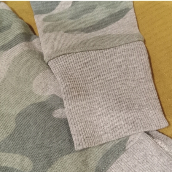 Bundle of 2 Camo Long Sleeve Light Sweaters - Picture 5 of 8